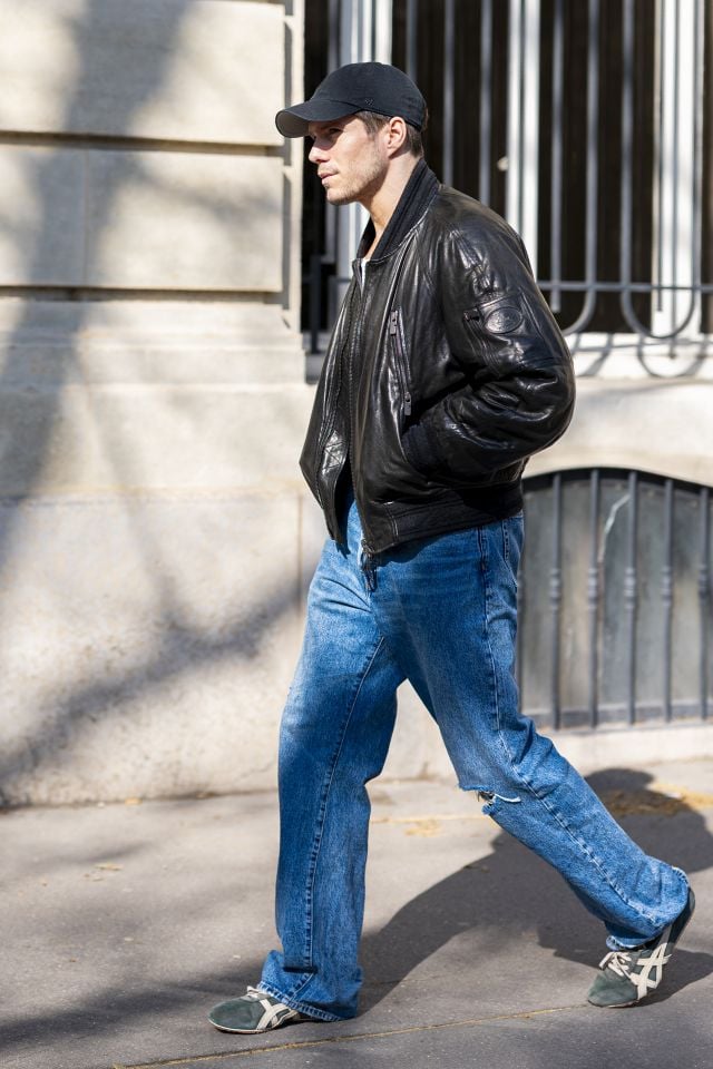 فرانسوا سيفيل يرتدي أونيتسوكا تايغر × فيرساتشي