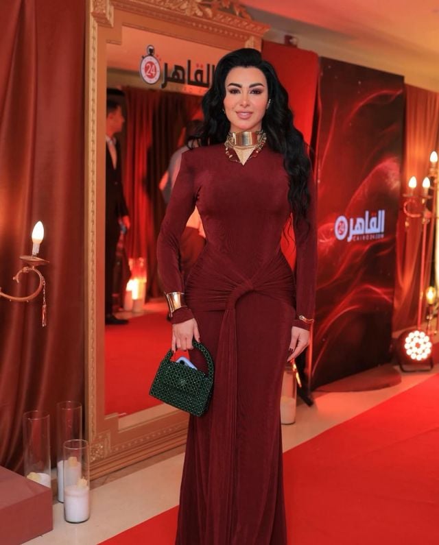ميرهان حسين تستعرض قوامها بفستان ضيق باللون البرغندي