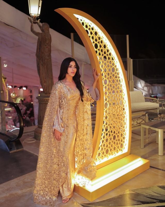 مهيرة عبد العزيز تودّع رمضان بإطلالة أنيقة