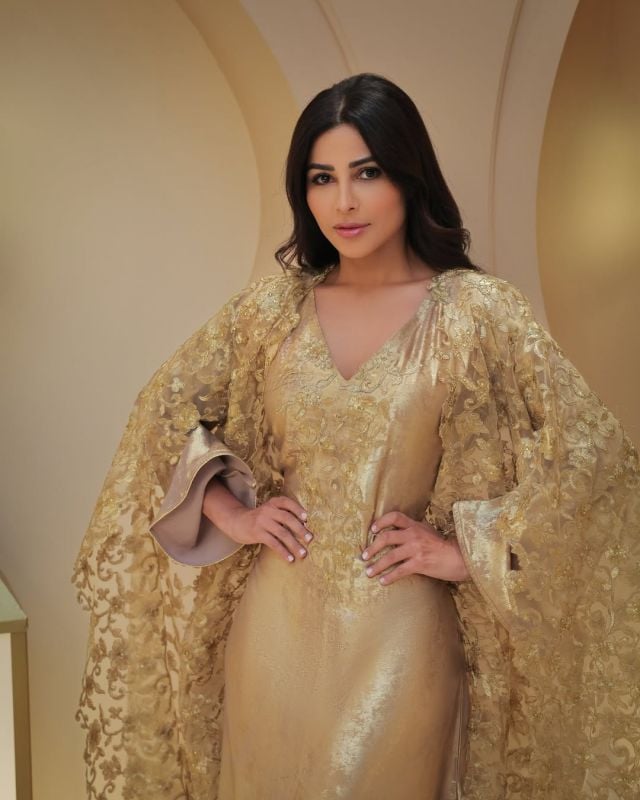 مهيرة عبد العزيز تستعرض أنوثتها بفستان ذهبي مميز