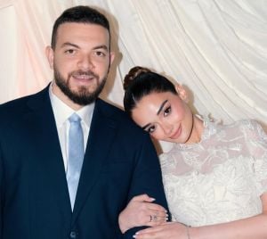 ملك أحمد زاهر تختار لخطوبتها فستاناً بتطريزات ناعمة