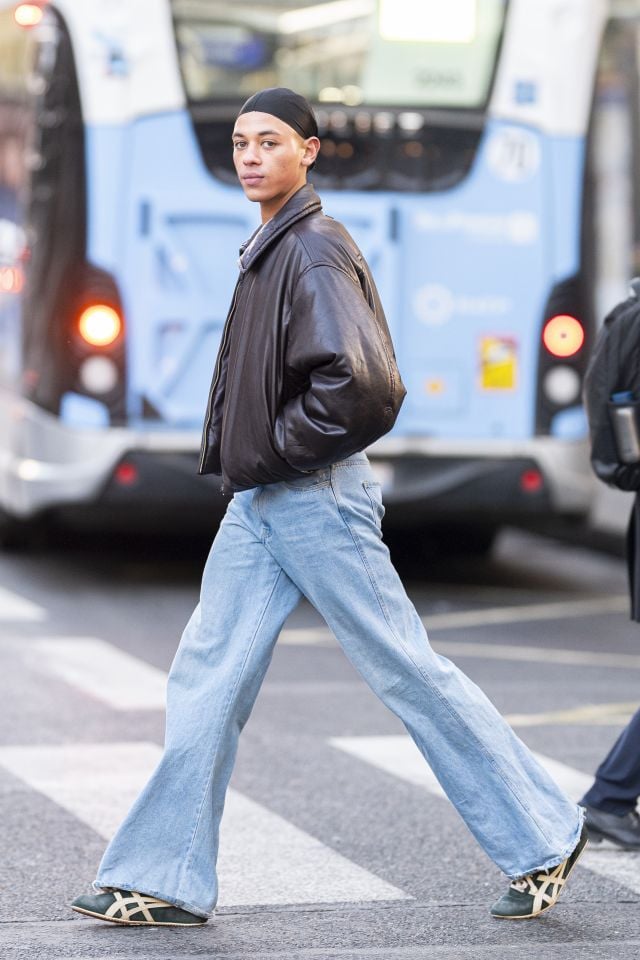 غيلوم ديوب يرتدي أونيتسوكا تايغر × فيرساتشي