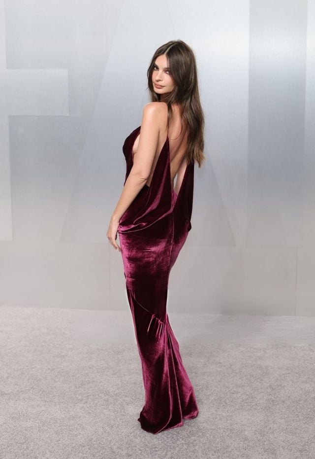 إميلي راتاجكوسكي على السجادة الحمراء بفستان مخملي بفتحة صدر عميقة وفتحات جانبية 
