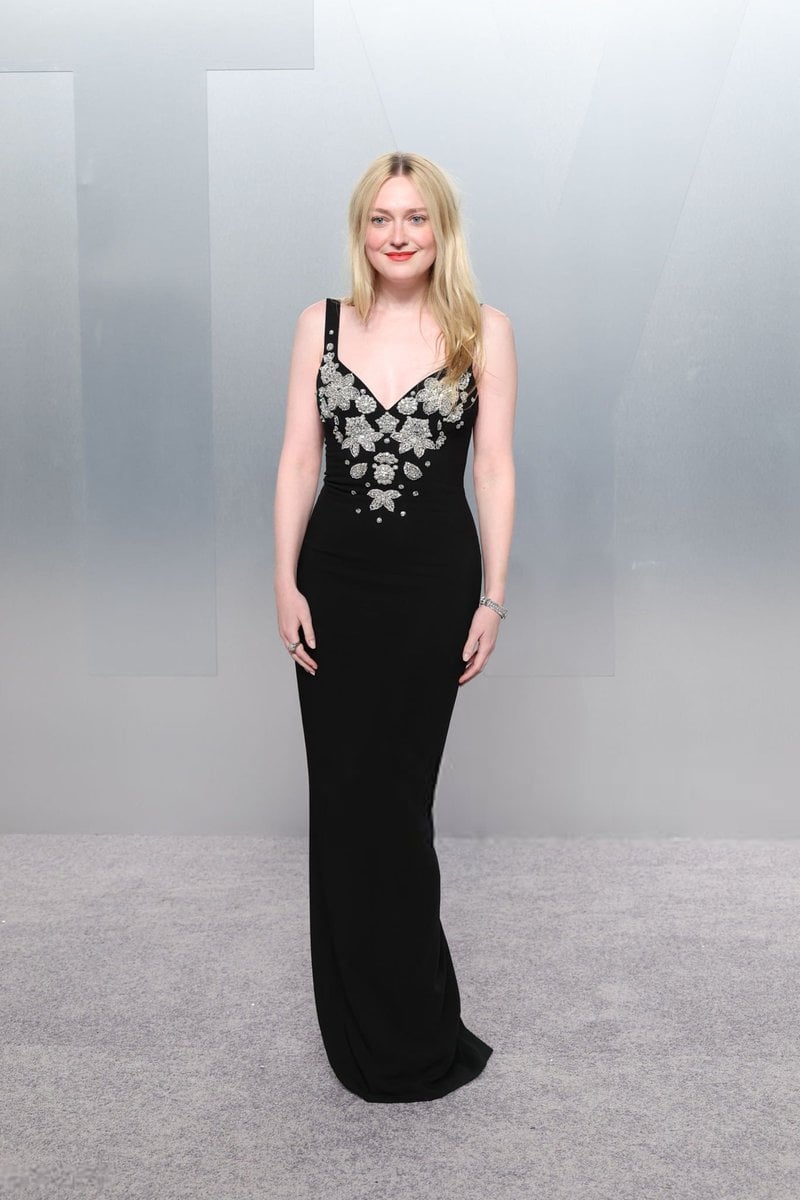 داكوتا فانينغ بفستان أسود مطرّز من زهير مراد الأنيق