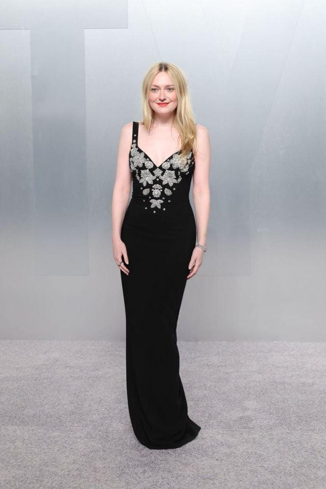 داكوتا فانينغ تتألق بفستان أسود مطرّز من زهير مراد