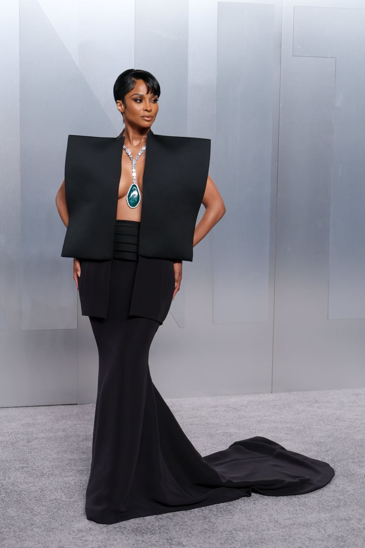 سيارا بتصميم لافت على السجادة الحمراء