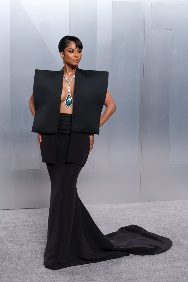 سيارا بتصميم لافت على السجادة الحمراء