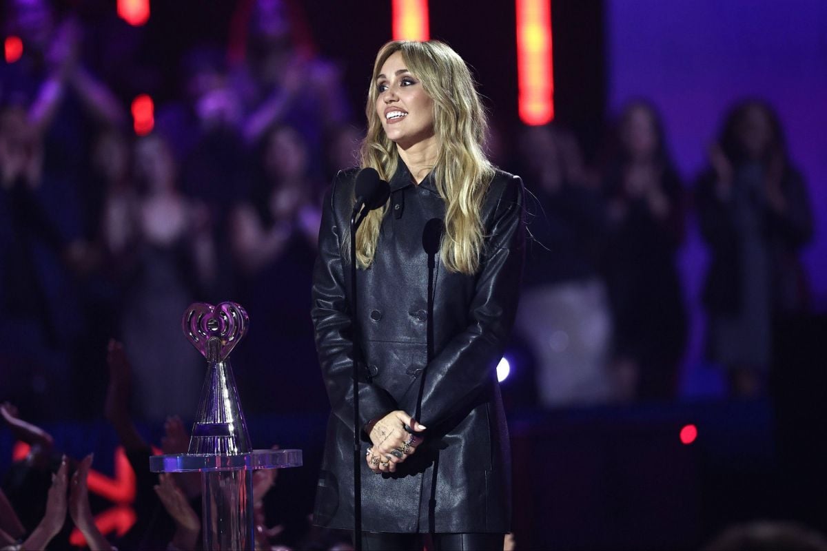 مايلي سايرس تتميز بخواتم Marli عن نيكول شيرزينغر