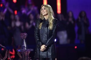 مايلي سايرس تتميز بخواتم Marli عن نيكول شيرزينغر