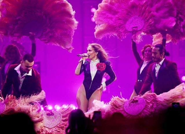 فيديو يوثق لحظة تعثر جنيفير لوبيز على المسرح