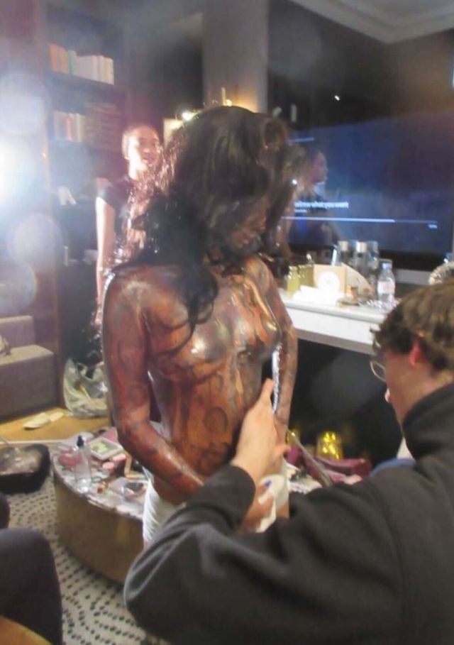 تايلا أثناء وضع الوشم