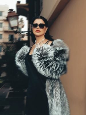 جومانا مراد تضج أنوثةً بالفرو والفستان القصير