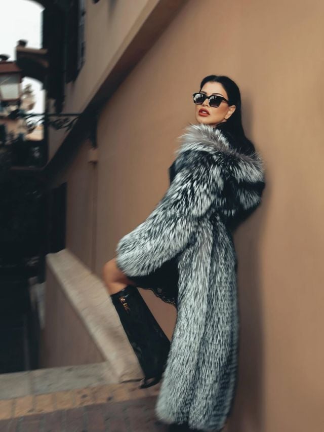 جومانا مراد ببوط طويل من الجلد الأسود