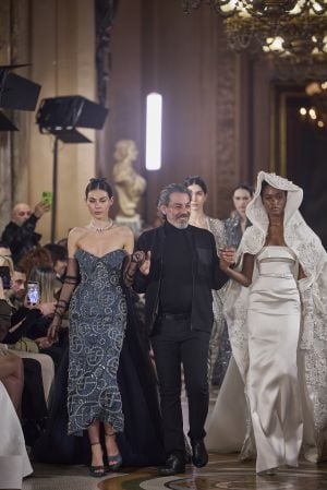 المصمم اللبناني إيلي فغالي.. أناقة رقيقة وتصاميم أرستقراطية