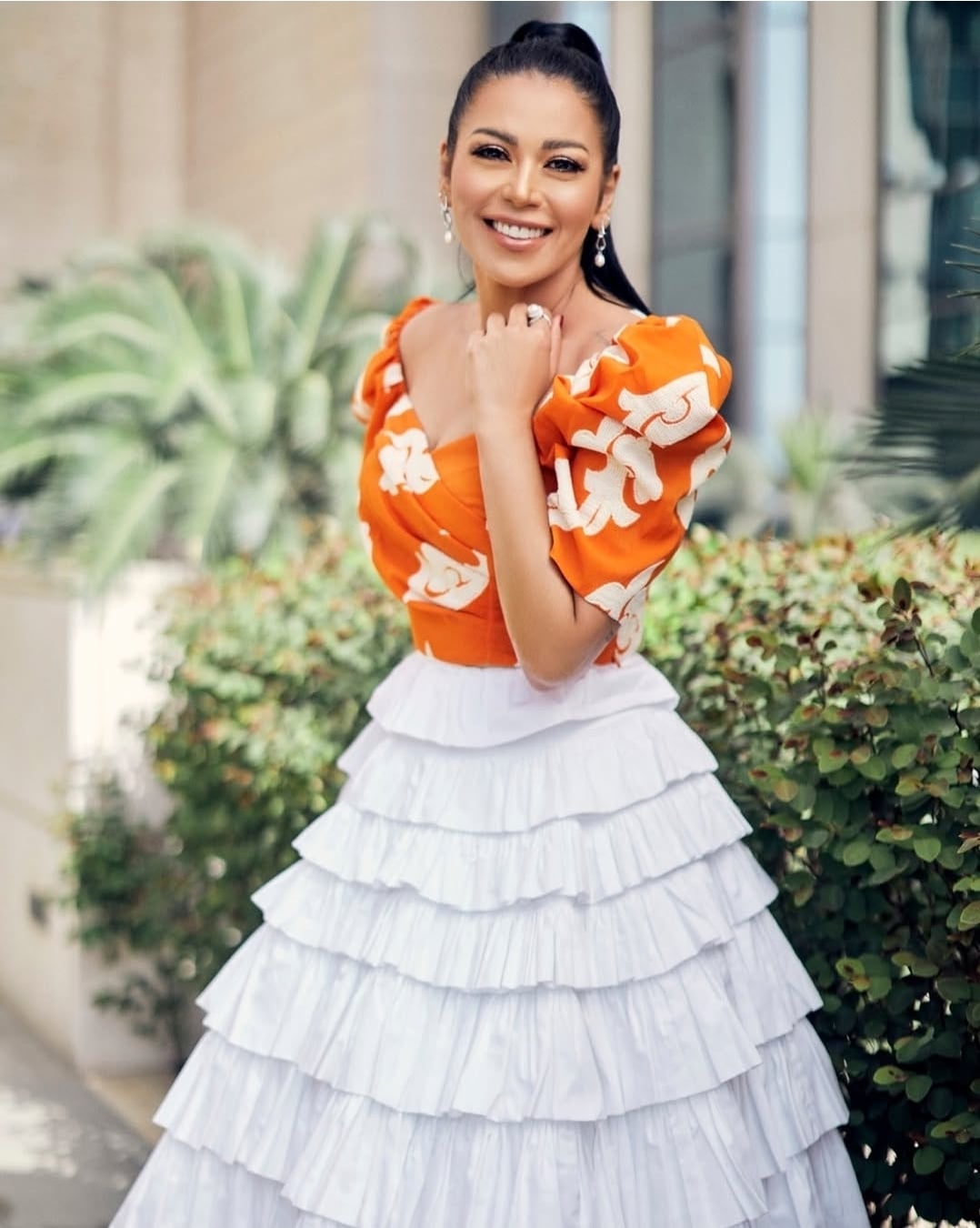 لقاء الخميسي بإطلالة صيفية بألوان مبهرة