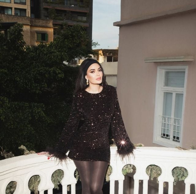 من هيفاء وهبي إلى مي عمر.. الفساتين القصيرة تتصدر الموضة