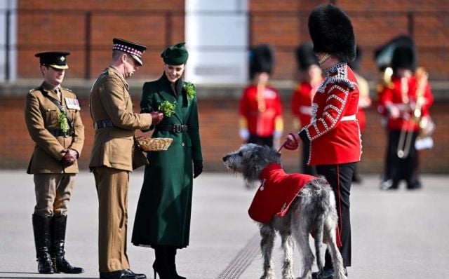 كيت ميدلتون تعيد تدوير معطفها الأخضر