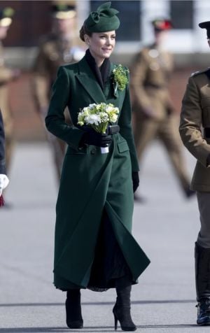 كيت ميدلتون تلفت الأنظار بإطلالة مونوكرومية راقية مع أقراط فاخرة