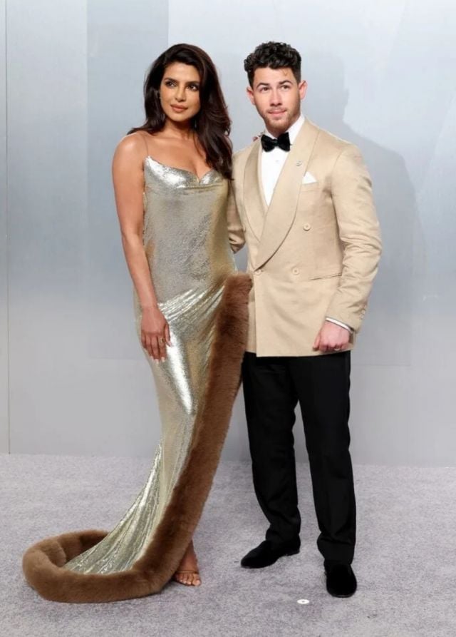 بريانكا شوبرا تجمع البساطة والجرأة بفستان ذهبي