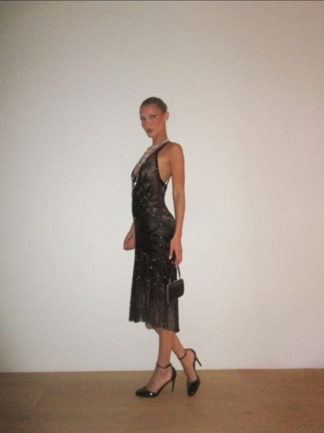 بيلا حديد بفستان أسود شفاف