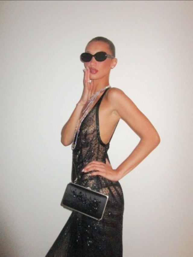 بيلا حديد بفستان أسود شفاف