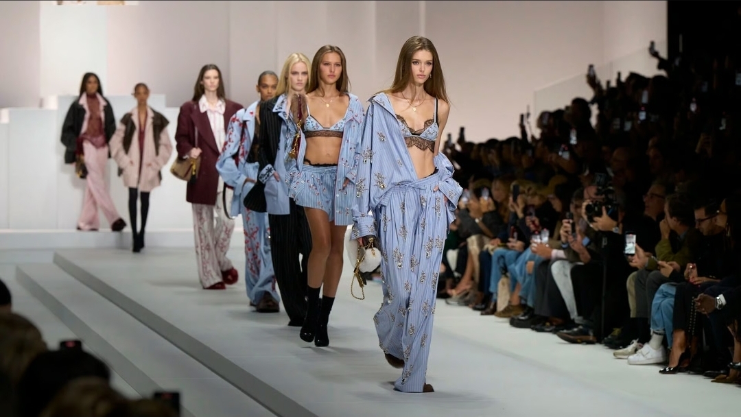 الدانتيل نجم الموضة الأبرز في ربيع 2026