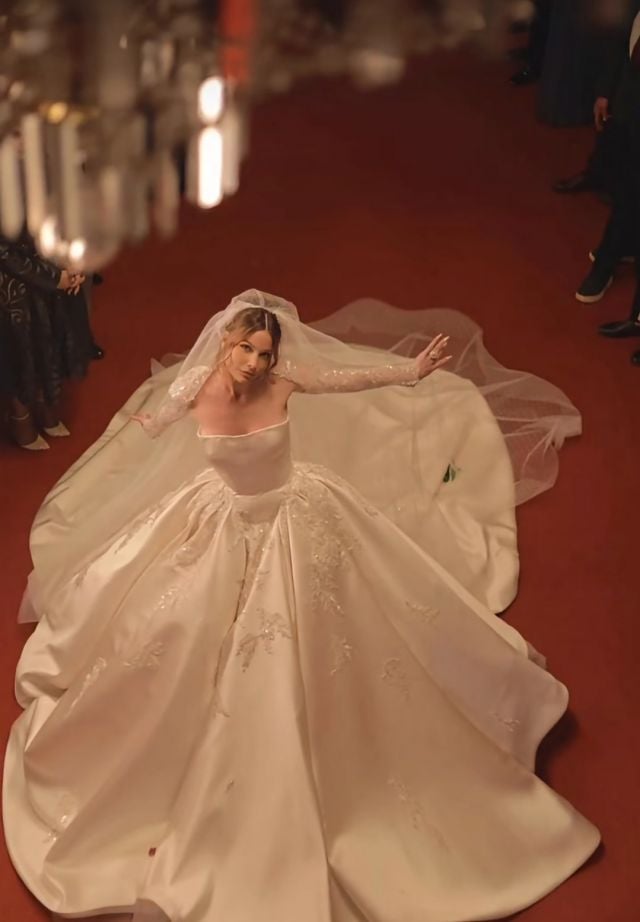 باميلا الكيك تخطف الأنظار بفستان زفاف بقصّة الأميرات