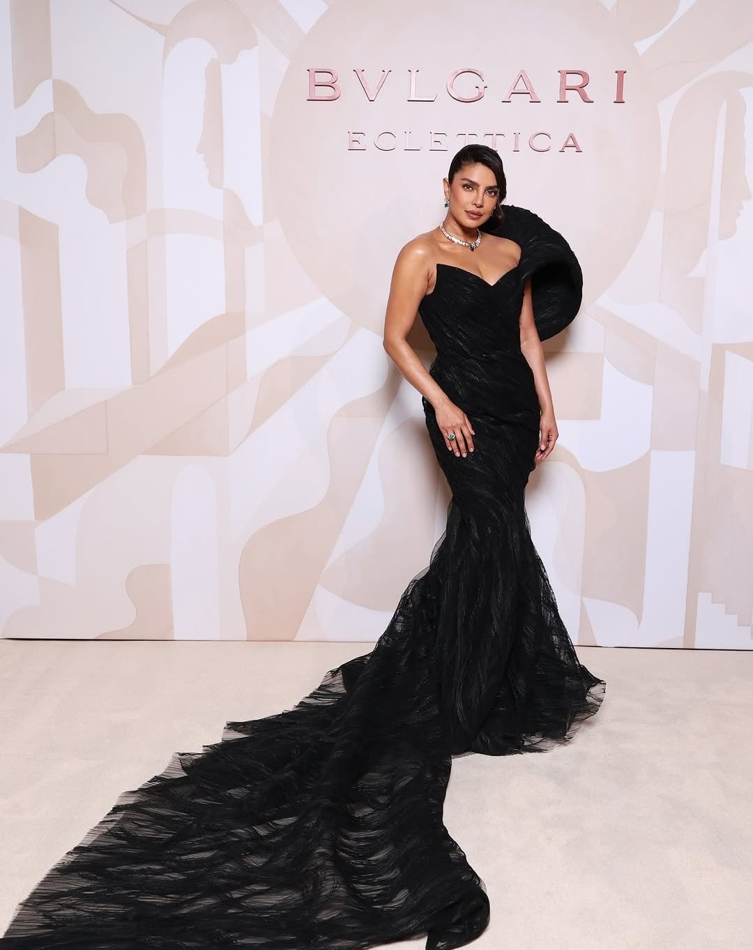 بريانكا شوبرا في ميلانو بفستان أسود ساحر