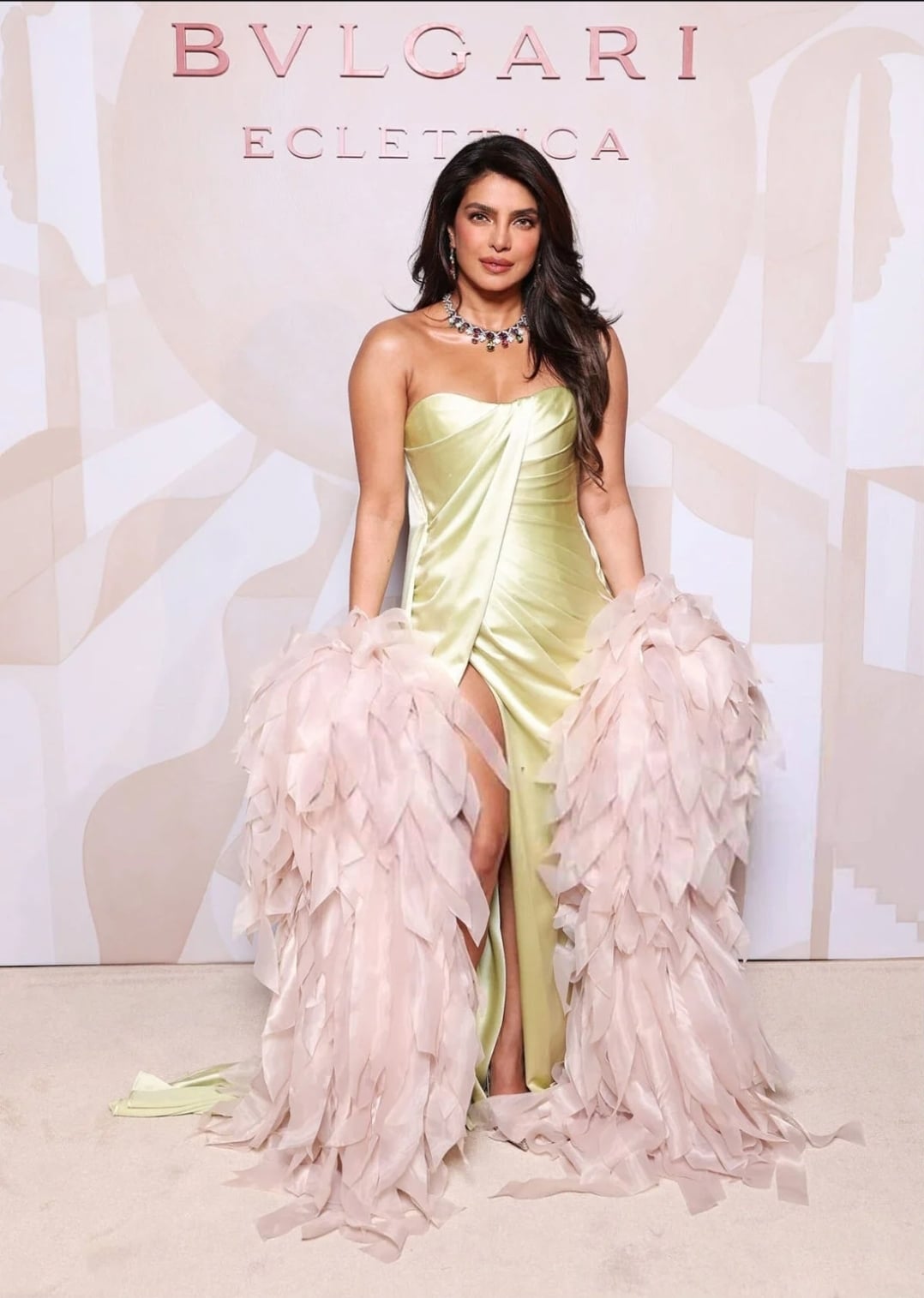 بين الجرأة والأناقة... بريانكا شوبرا تختار فستاناً ناعماً من نيكولا جبران 