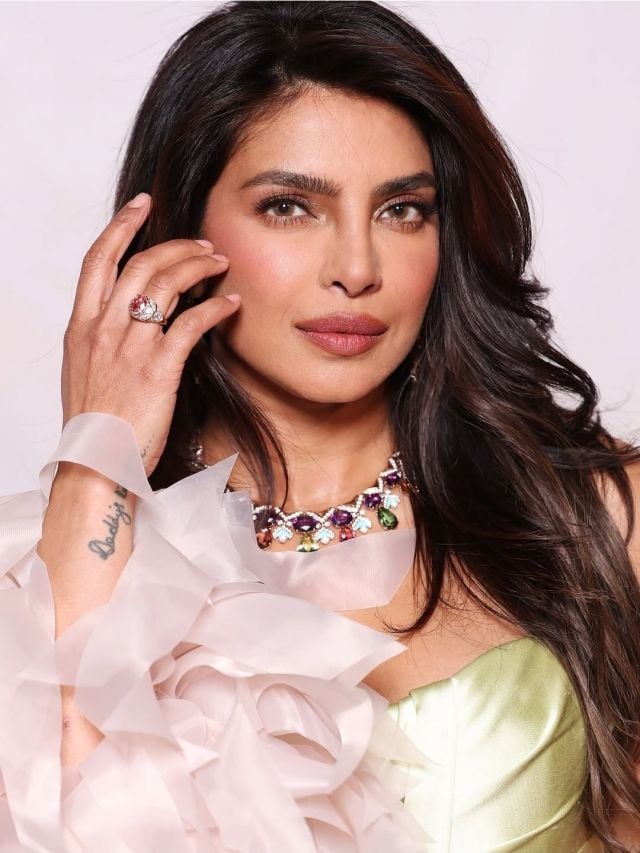 بريانكا شوبرا بمكياج وردي ناعم