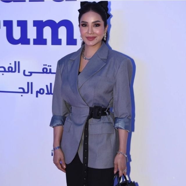 لجين عمران تتألق ببدلة عصرية