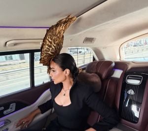 مهيرة عبد العزيز تستعرض قبعتها الذهبية الغريبة