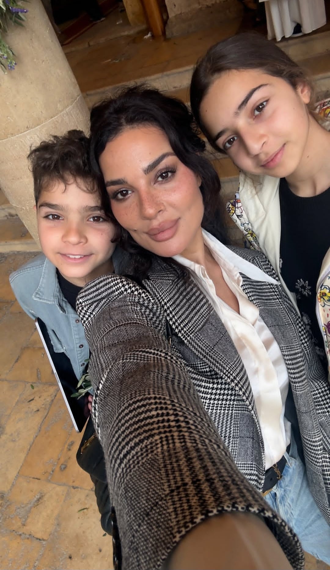 نادين نسيب نجيم بإطلالة شتوية أنيقة