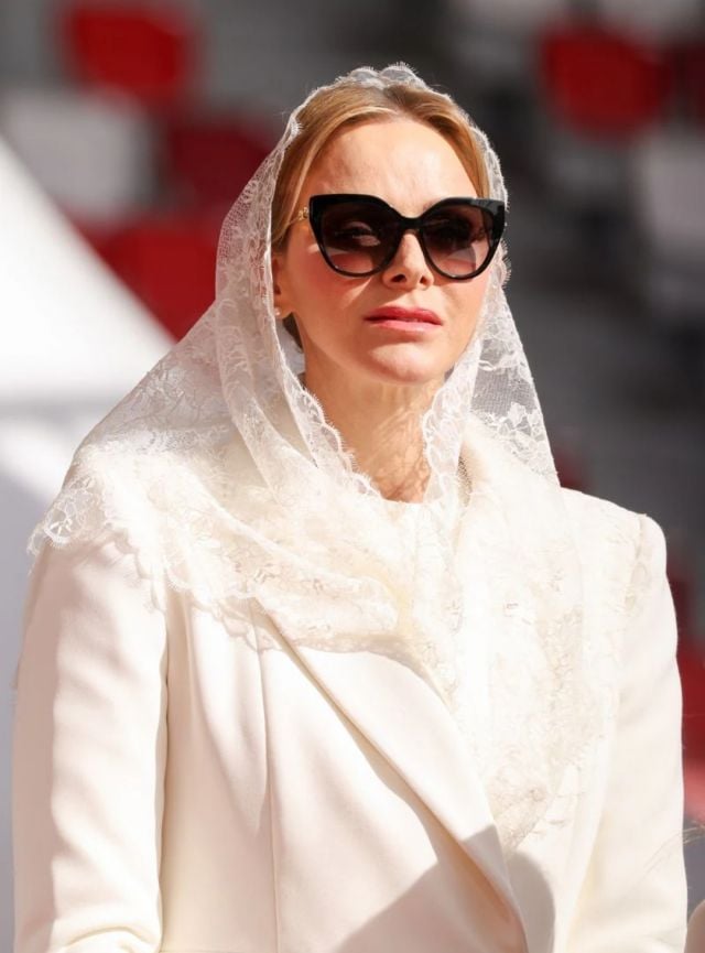 الأميرة شارلين بشال أبيض من الدانتيل