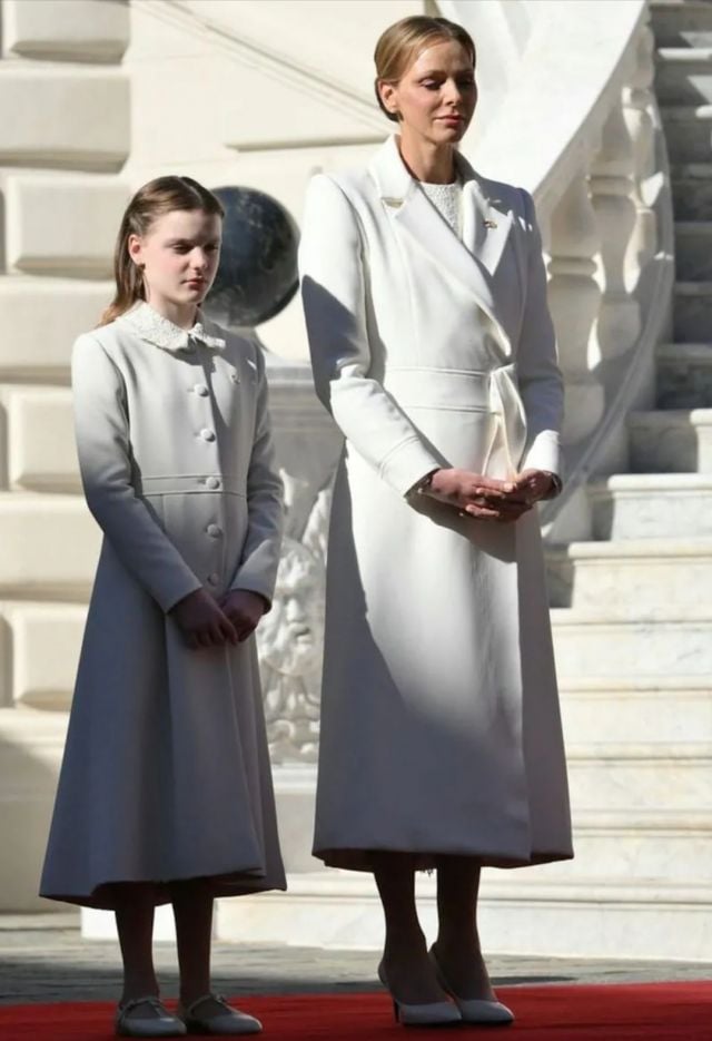 الأميرة شارلين بإطلالة متناسقة مع ابنتها