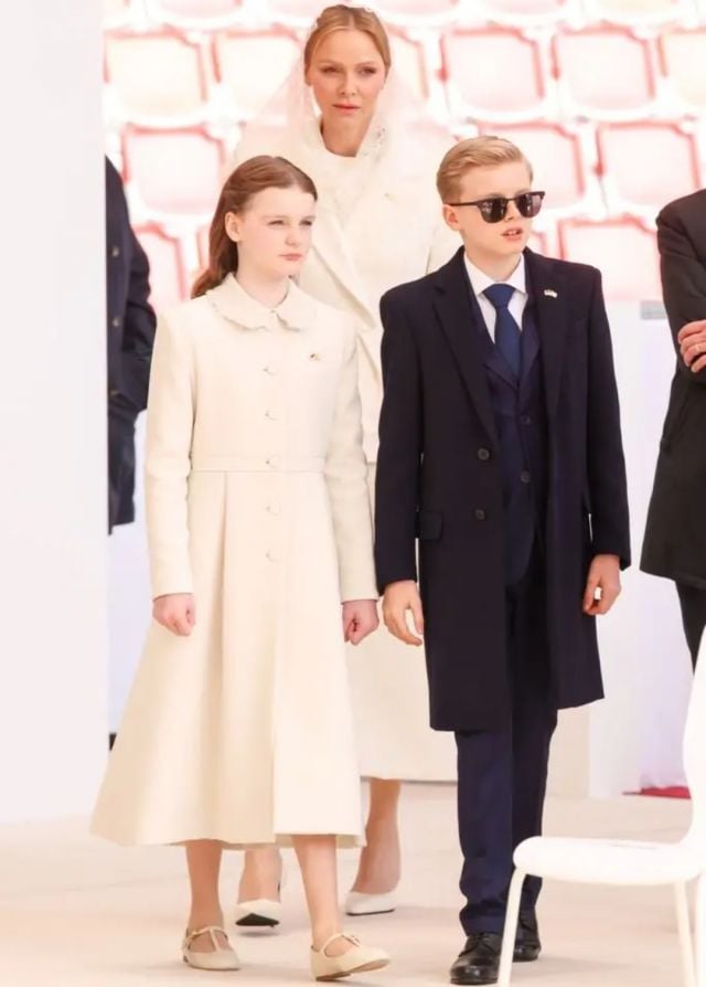 الأميرة شارلين مع طفليها