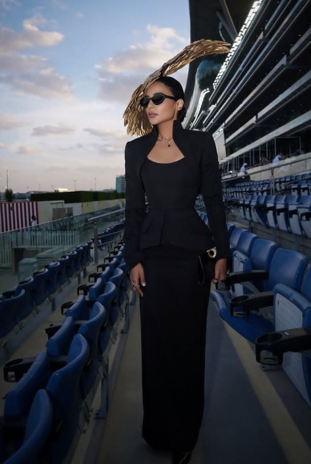 مهيرة عبد العزيز تستعرض قبعتها الذهبية الغريبة