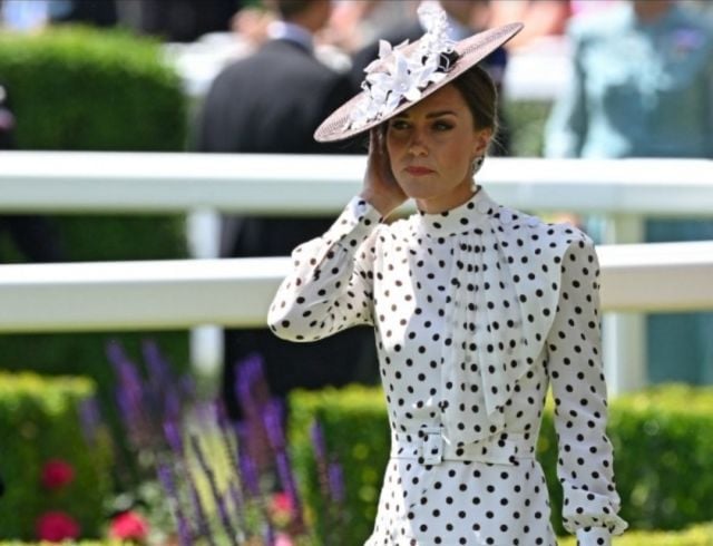 كيت ميدلتون تستعرض أناقتها بصيحة البولكا دوت
