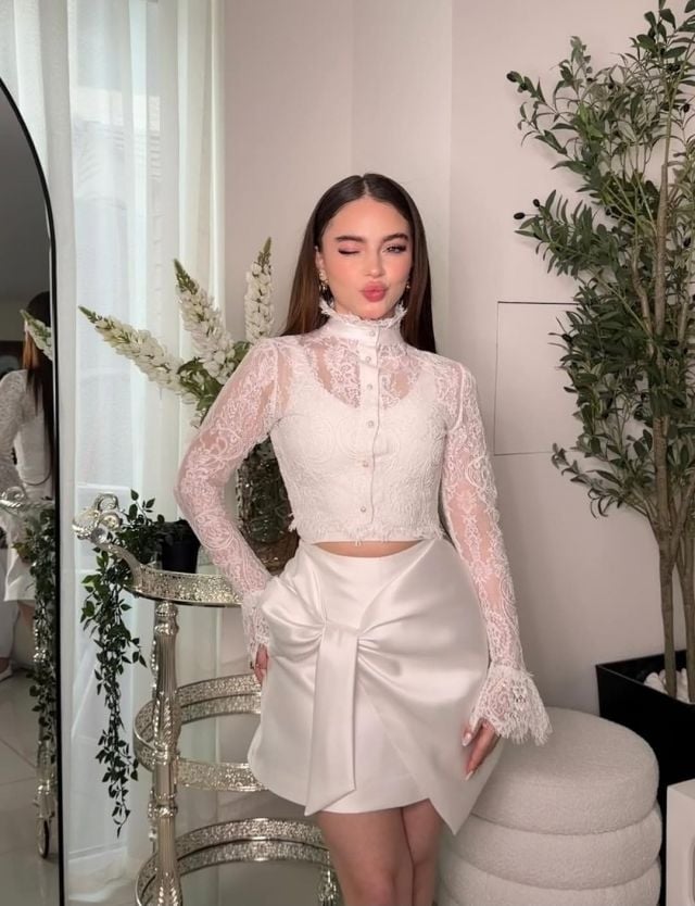 بيسان إسماعيل وأسرار اعتمادها الكروب توب بإطلالات عصرية