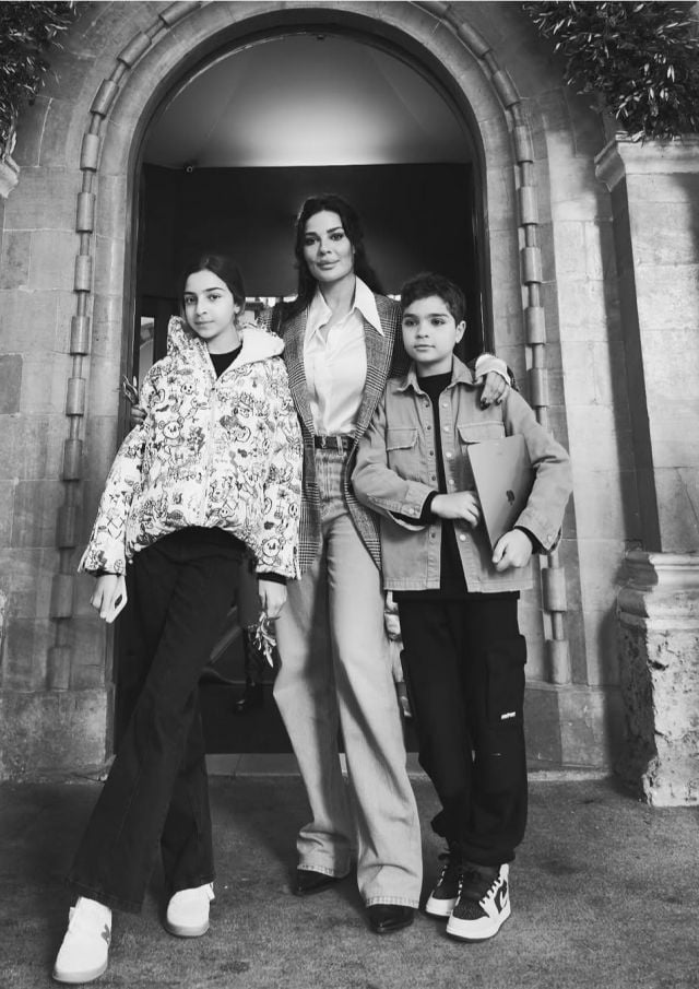 نادين نسيب نجيم مع ولديها في أحد الشعانين