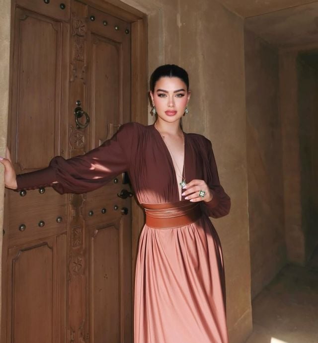 روان بن حسين تلهو مع ابنتها