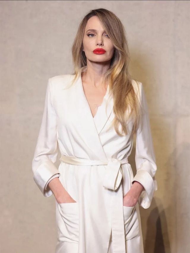 أنجلينا جولي بفستان أبيض ناعم