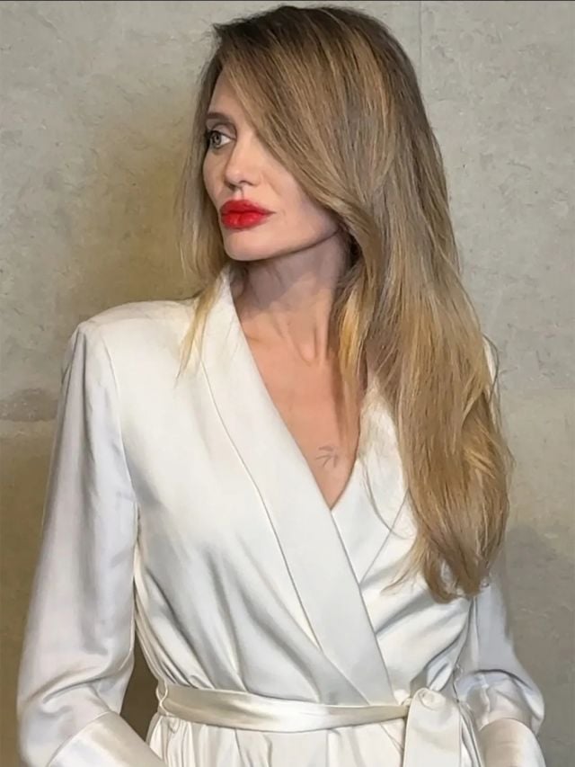 أنجلينا جولي بالشعر الأشقر الرمادي