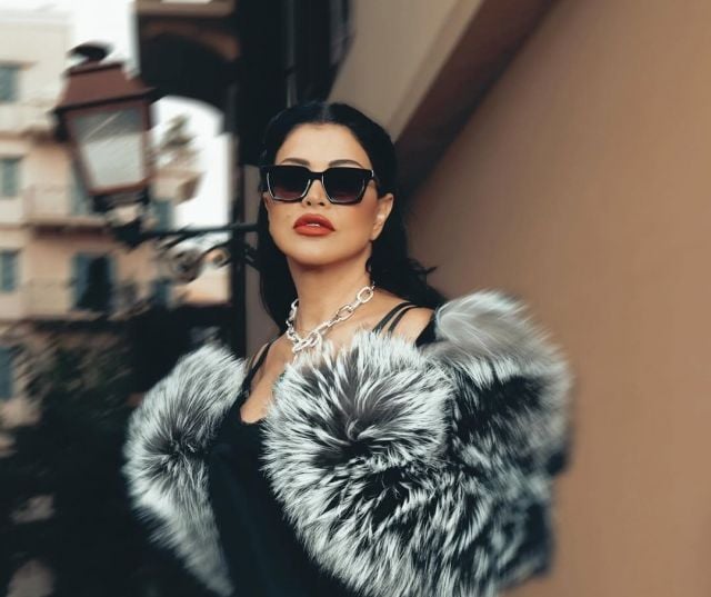 جومانا مراد تضج أنوثة بالفرو والفستان القصير