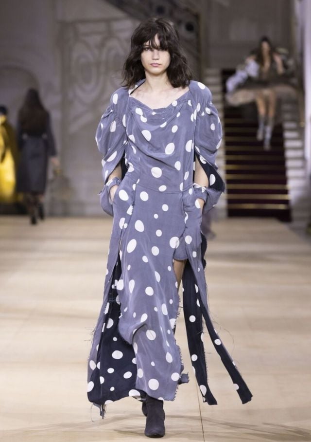 موضة البولكا دوت في الفساتين الطويلة