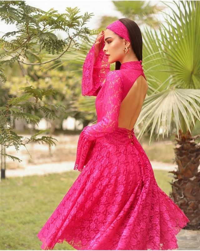 روان بن حسين بفستان وردي من الدانتيل