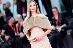 أناقة خالدة: أبرز إطلالات Angelina Jolie الحديثة