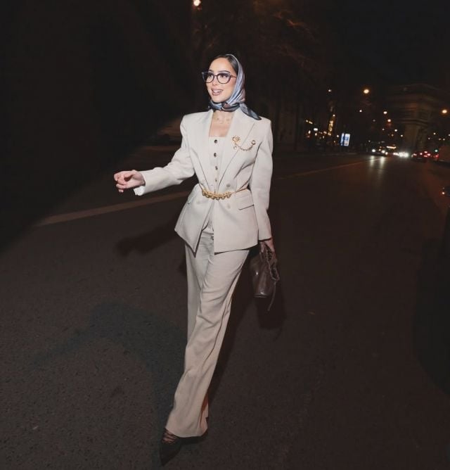 بسمة بوسيل ببدلة أنيقة ووشاح حريري