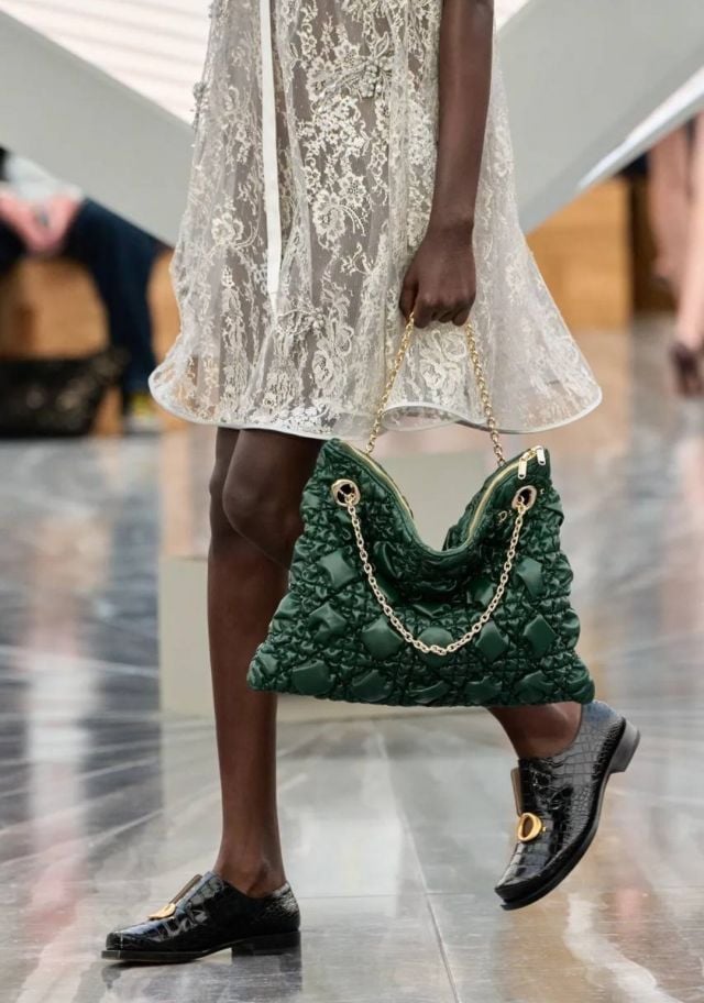 اقتني حقيبة Dior Crunchy الفخمة هذا الصيف