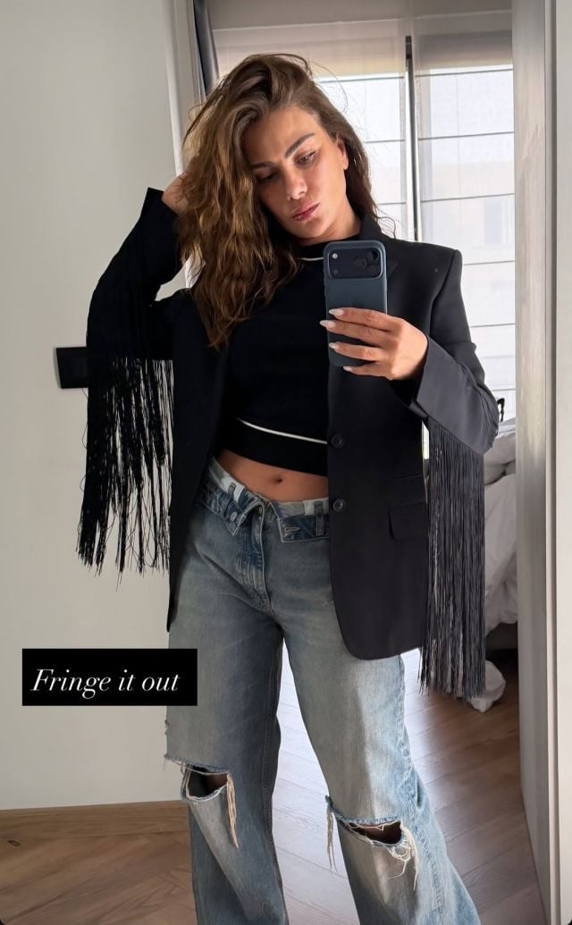 صبا مبارك بجينز واسع ممزق